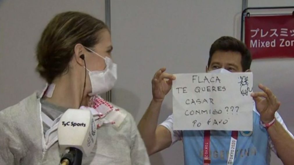 Tokio 2020: Belén Pérez Maurice estaba siendo entrevistada y su novio la sorprendió al pedirle casamiento (imagen captura vídeo).