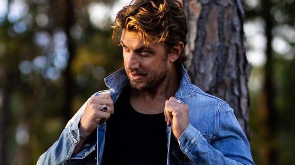 Adam Demos tiene 36 a�os, naci� en Australia y es uno de los galanes del momento.
