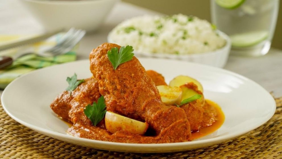 El pollo a la diabla puede estar acompañado por puré o arroz. (Imagen ilustrativa).