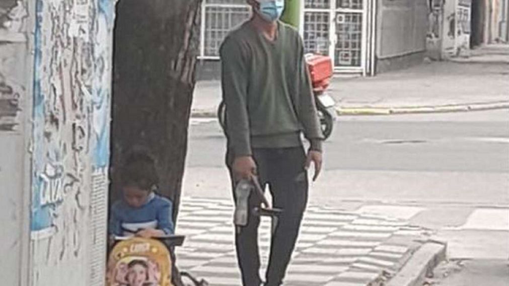 Mauro se pasaba el día entero trabajando en la esquina, y su hija Guadalupe iba con el para no estar en su vivienda.
