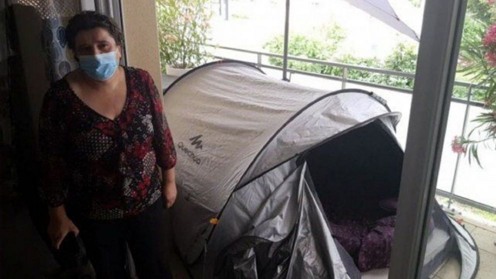 La familia ha dormido afuera durante más de un mes para escapar de los fenómenos paranormales del departamento.