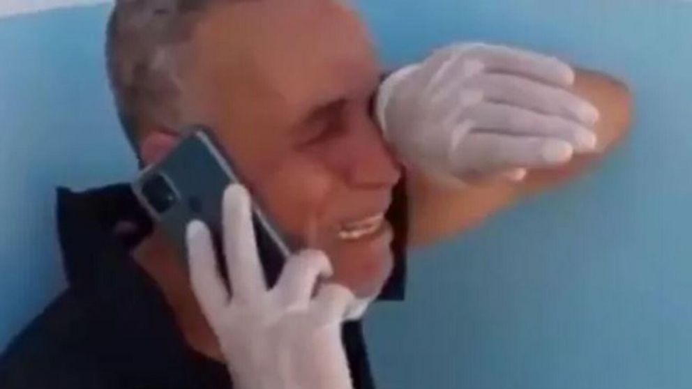El dolor de un médico en Túnez, imagen que recorre el mundo (Captura de video).