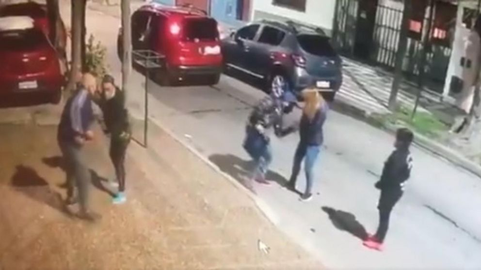 El momento del violento y veloz robo cometido en Sarandí.