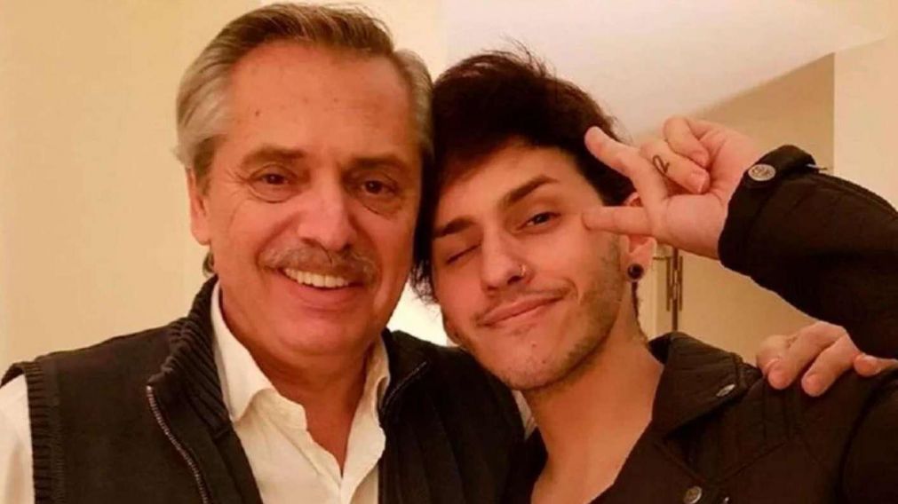 Alberto Fern�ndez junto a su hijo Estanislao, quien confirm� que cambiar� su documento (Twitter).