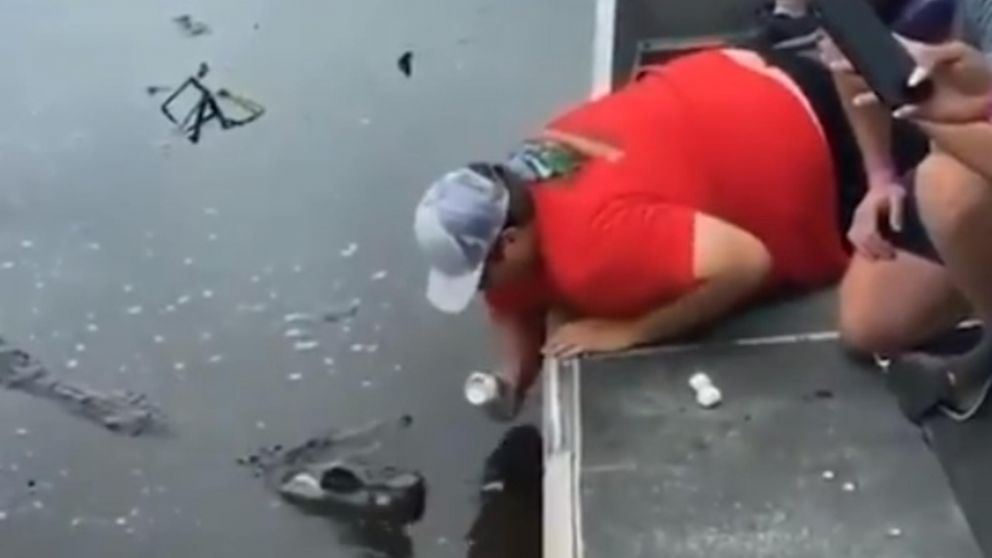 Un hombre logró abrir una lata de cerveza pinchándola con los dientes de un caimán.