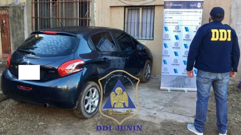 Este es el automóvil que fue hallado en poder de los delincuentes.