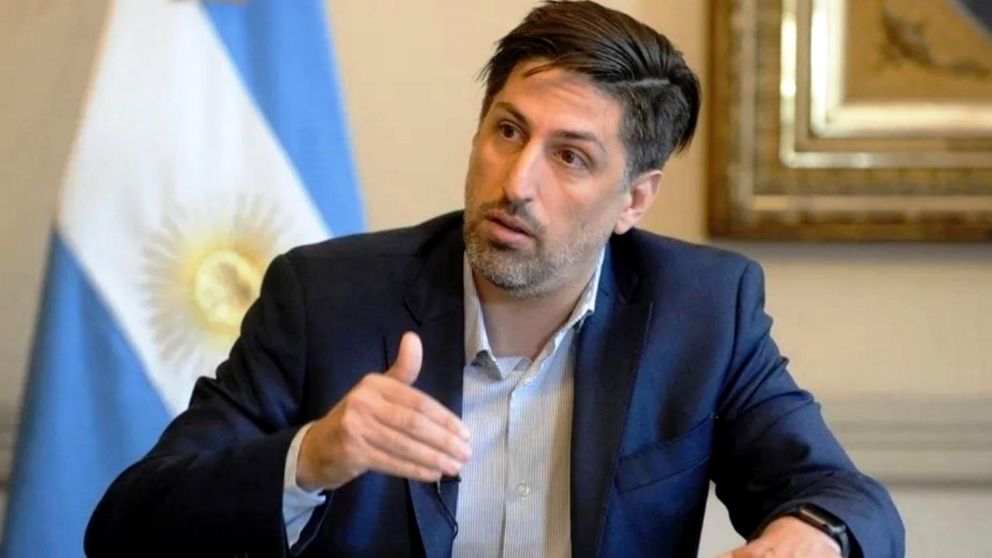 El ministro Trotta pide mantener "un metro y medio de distancia en el aula" como recomiendan los expertos.
