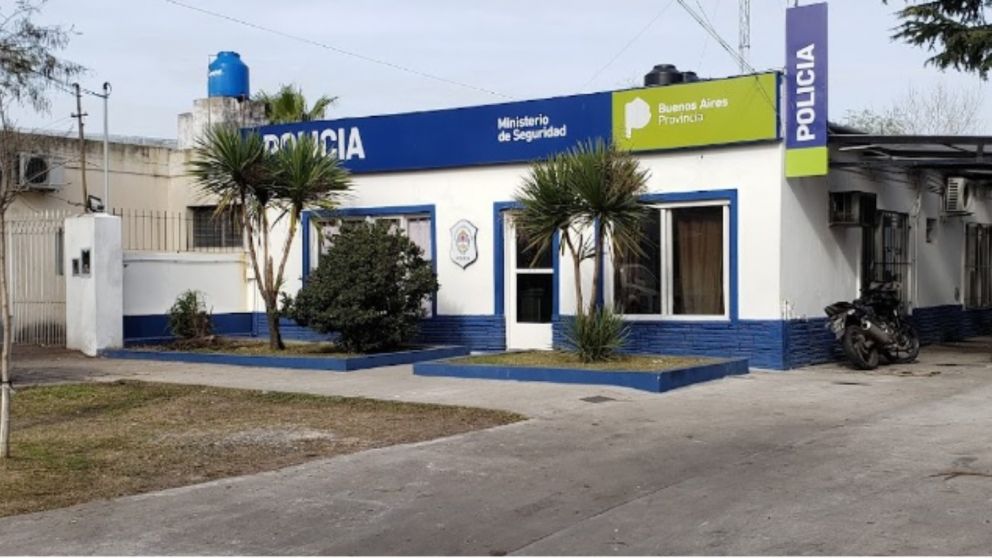 Integrantes de la comisaría de Villa Ariza se ocupan de investigar el suceso.