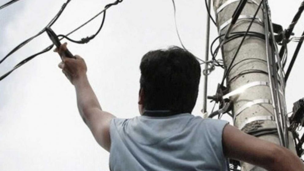 El hecho se produjo cuando el individuo pretendió robar cables del tendido eléctrico.