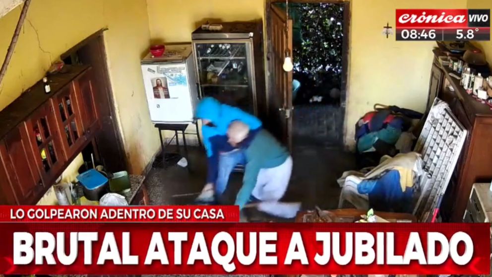 La cámara de seguridad del domicilio de la víctima captó toda la violenta secuencia (Captura de pantalla).