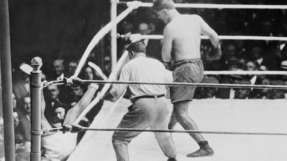 Luis Firpo sacó del ring a Jack Dempsey pero "perdió" la pelea.