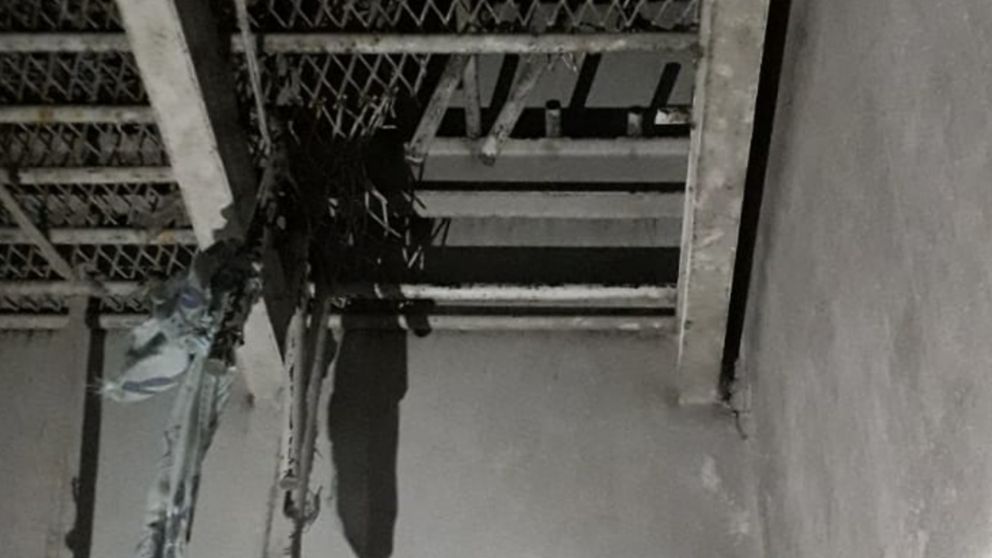 Los reclusos cortaron una malla de metal instalada en el techo del calabozo.