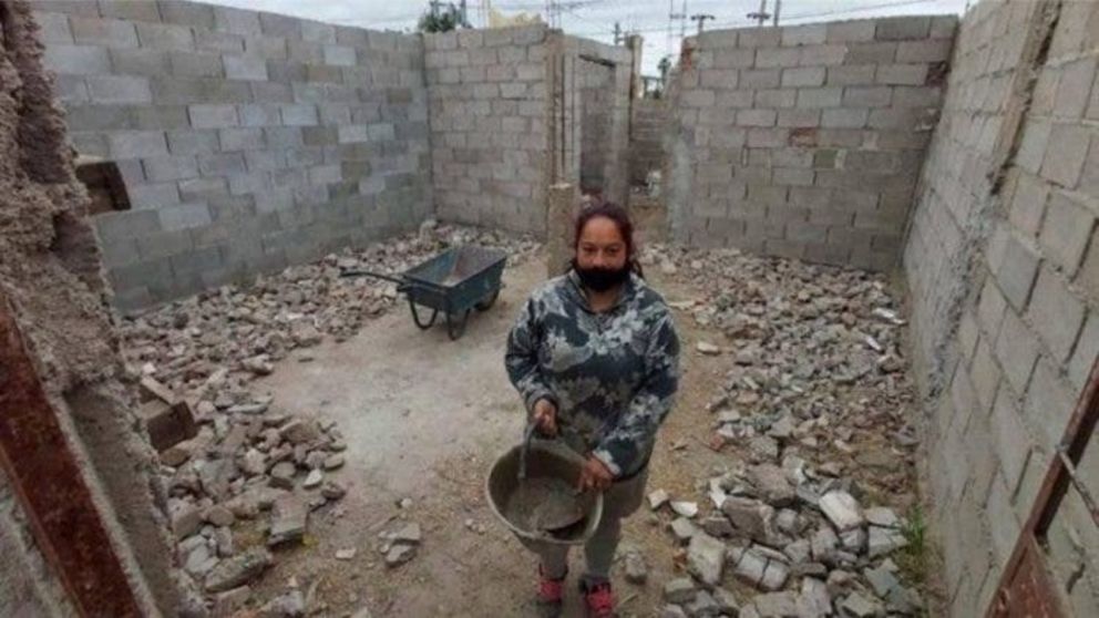 Puro esfuerzo: no pudo pagar el alquiler y construyó una casa para sus hijos con sus propias manos.