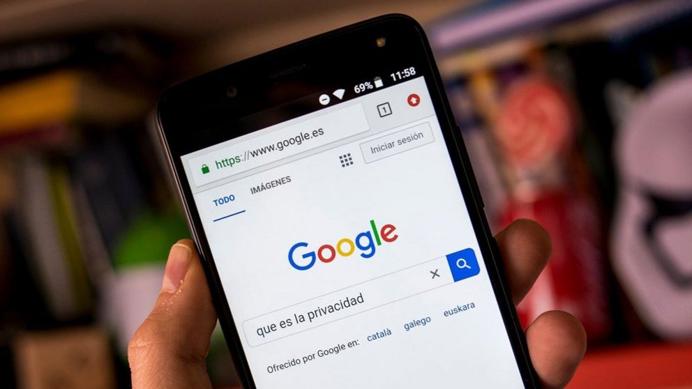 El historial de búsqueda en Google puede borrarse mediante las pestañas de configuración en el menú del navegador.