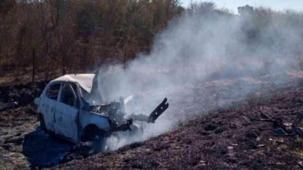 El vehículo volcó en la banquina y se incendió.