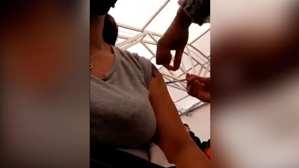 Al llegar a su casa la mujer vio el video y se dio cuenta que la jeringa estaba vacía (Captura de Pantalla).