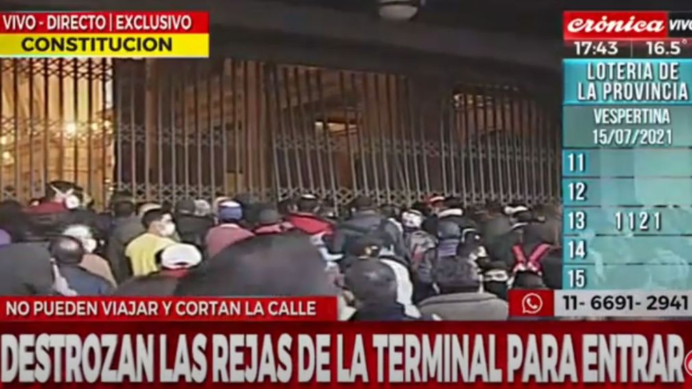 Los pasajeros indignados por querer volver a sus hogares fuerzan las rejas para ingresar a la estación (Captura de Pantalla).