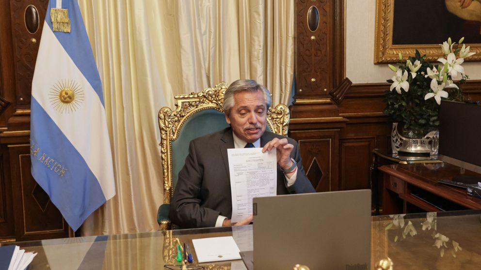 Alberto Fernández exhibe la aprobación del Instituto Gamaleya durante la videoconferencia con Figueiras. (Presidencia)