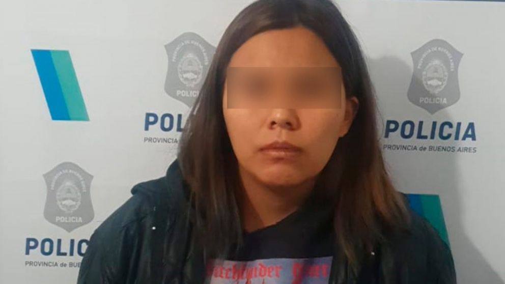 Esta es la joven que fue apresada por los efectivos policiales.