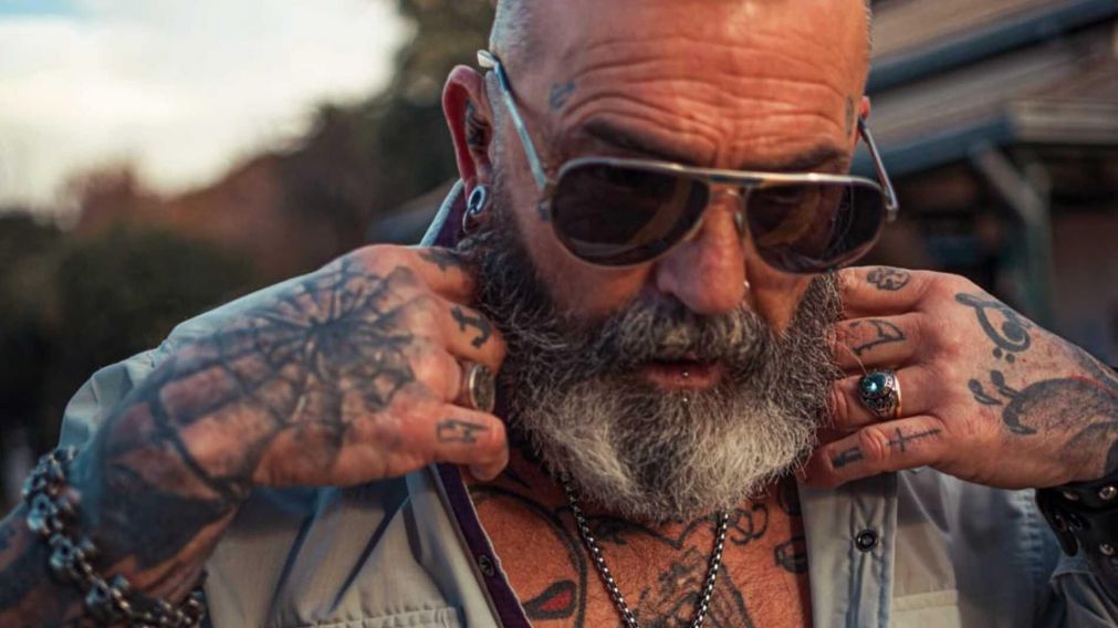Héctor Ponti comenzó a exhibir sus tatuajes cuando se retiró de la Policía.