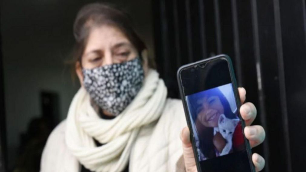 Silvia Dom�nguez, la abuela materna de Guadalupe muestra una foto de su nieta (Gentileza El Corredor Noticias).