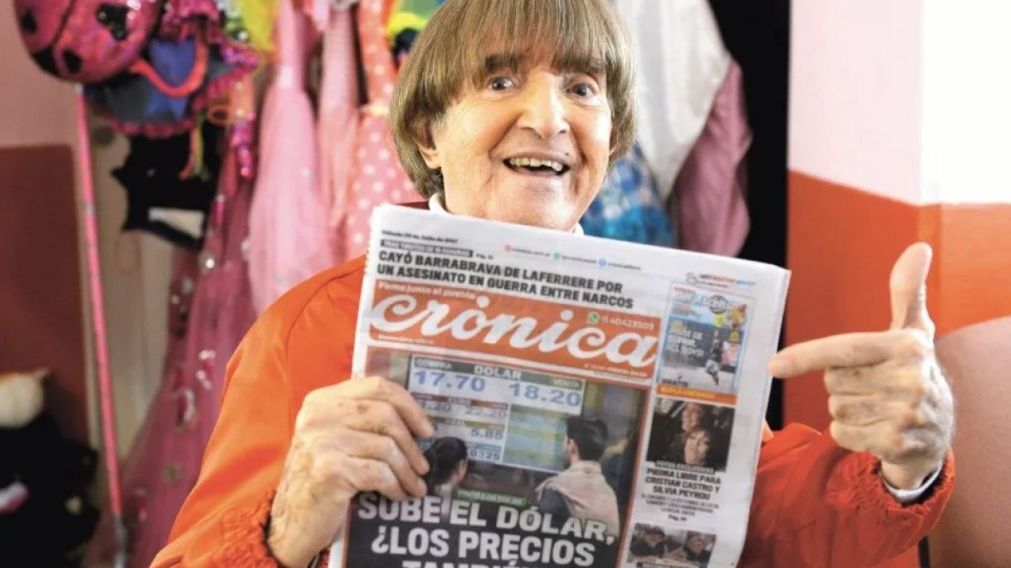 Carlitos Balá, un ícono de la cultura popular, con la tapa de Crónica.