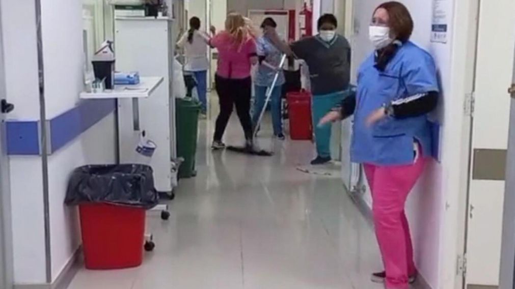La original forma de festejar un pequeño triunfo contra el Covid en Mar de Ajó (Captura de video).
