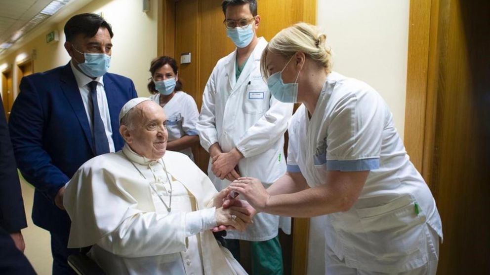 El Papa Francisco estuvo internado 10 días y volvió al Vaticano (Twitter).