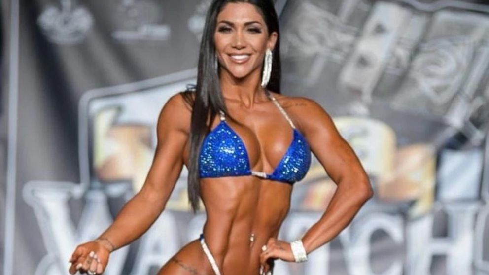 La mujer denunció que no pudo subir a la aeronave por su forma de vestir.