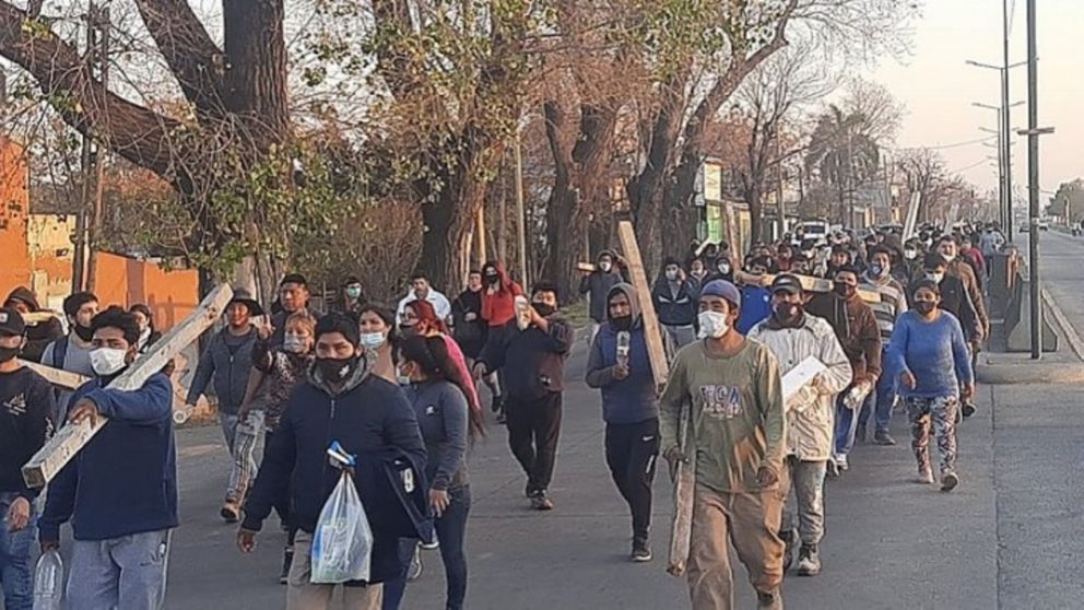 Vecinos en camino a bloquear el Puente La Noria
