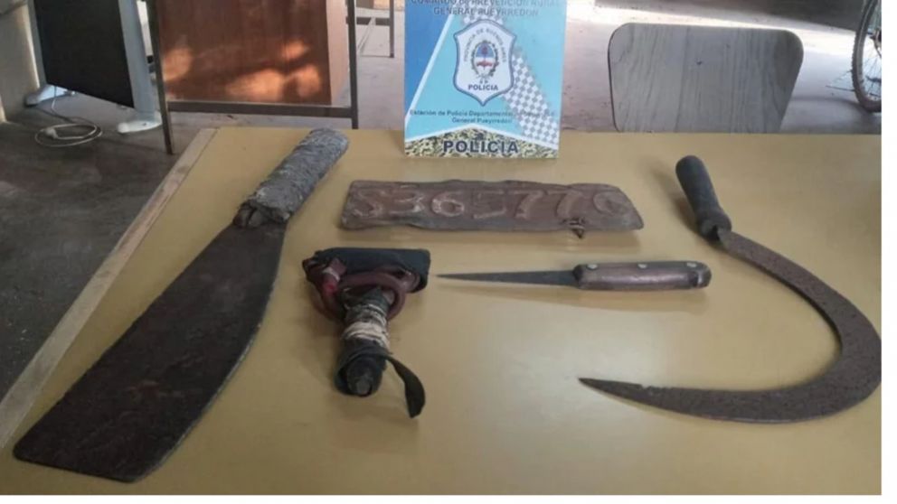 El machete y la hoz secuestrada por la policía.