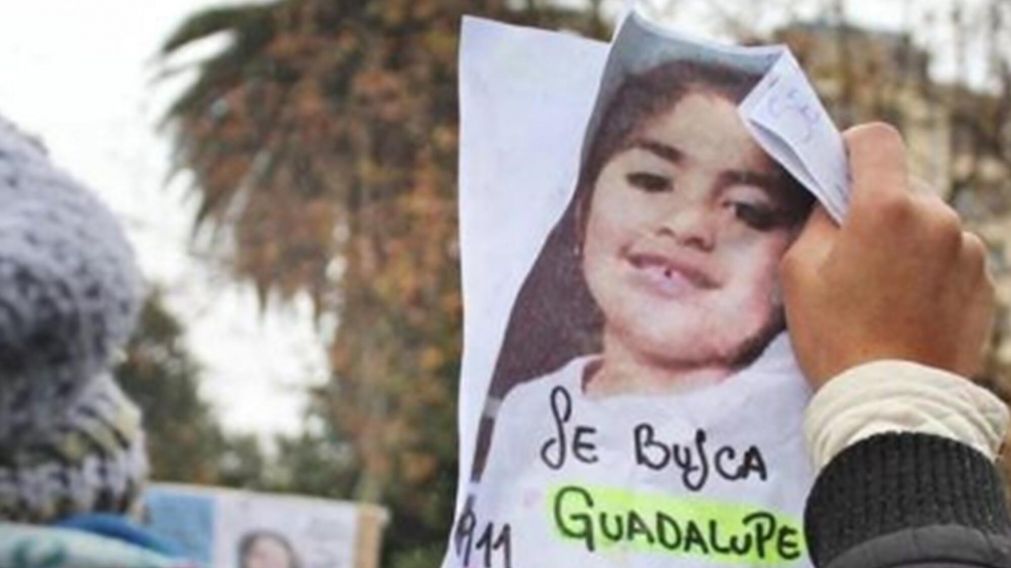 Uno de los tantos carteles con la foto de Guadalupe para difundir su rostro.