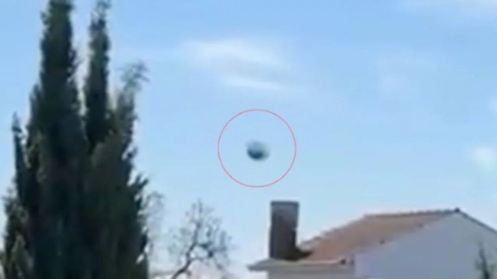 El extraño objeto fue visto en el cielo de Mar del Plata (Captura de video).
