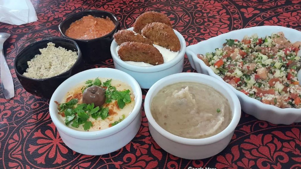 Sabores y aromas de Medio Oriente se lucen en cada plato, convirtiendo esta escapada en una experiencia gastronómica única.