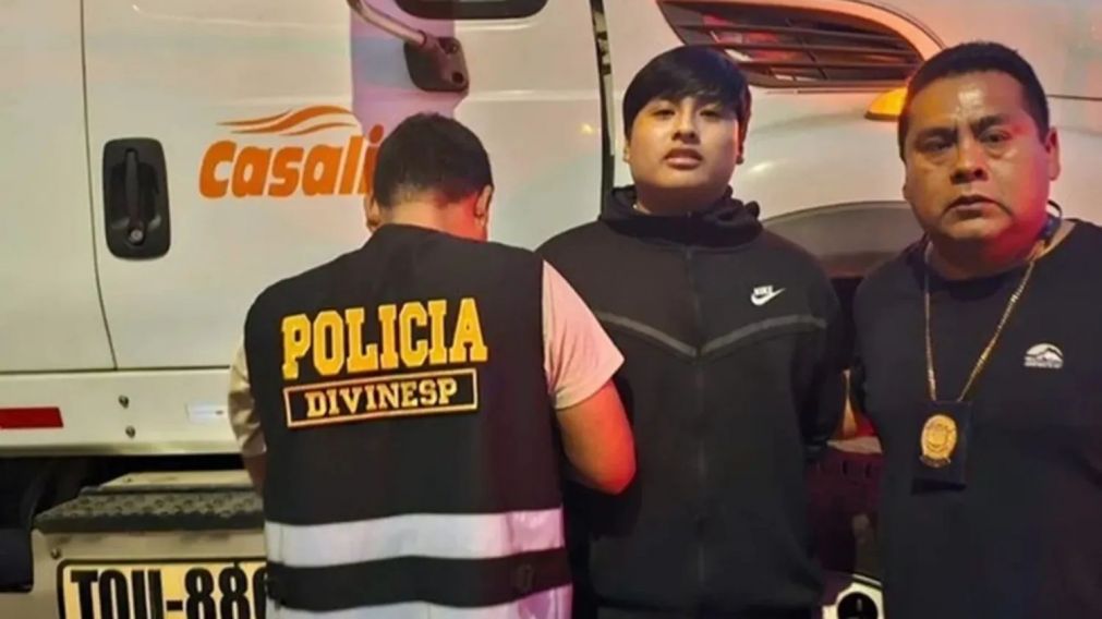 Pequeño J, supuesto líder de la banda narco que asesinó a las tres jóvenes, fue detenido anoche en Perú.