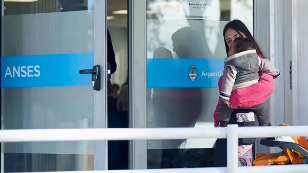 La ANSES confirmó el aumento de la AUH para agosto 2025, ajustado según la inflación oficial (Imagen ilustrativa).
