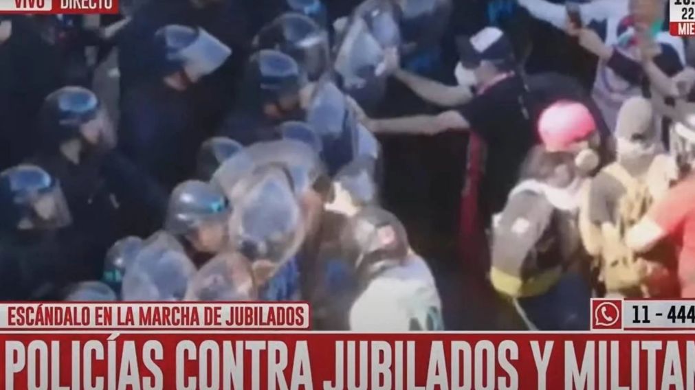 ¡EN VIVO! Marcha de jubilados: enfrentamientos entre la policía, los manifestantes y los abuelos