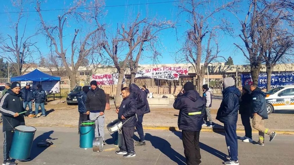 Los trabajadores de Ilva protestaron en la puerta de la planta.