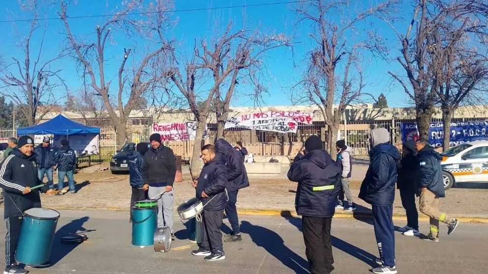 Los trabajadores de Ilva protestaron en la puerta de la planta.