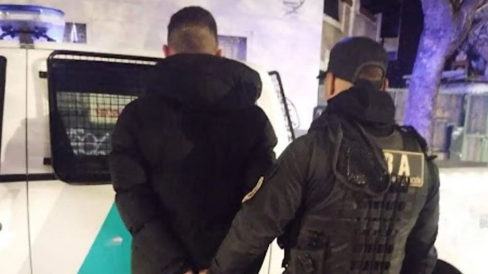 Este es el sospechoso que resultó aprehendido en el procedimiento.