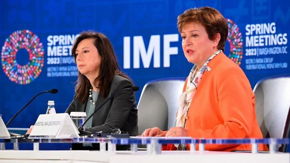 Julie Kozack y Kristalina Georgieva, directora de comunicaciones y directora gerente del Fondo Monetario Internacional.