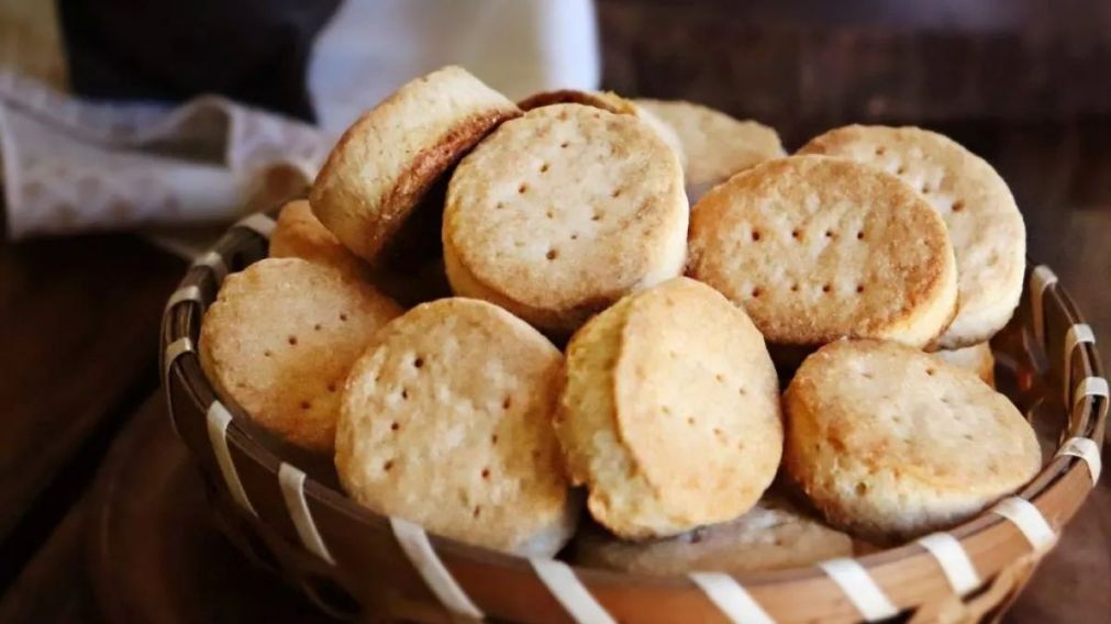 Te salvan cualquier merienda: receta para hacer bizcochitos de manteca con pocos ingredientes y en tiempo récord.