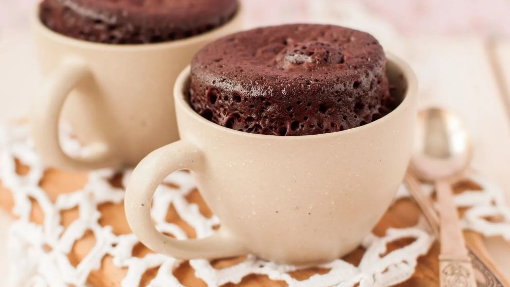Qué es la "Mug Cake" de chocolate que resuelve cualquier antojo en 3 minutos.