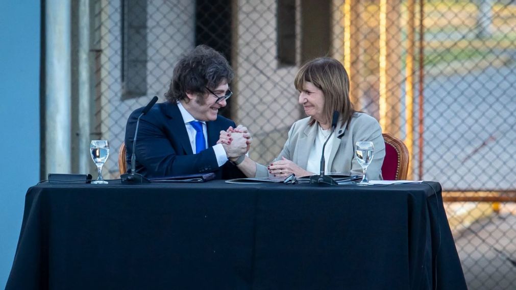 El presidente Javier Milei junto a la ministra de Seguridad, Patricia Bullrich. (Foto: NA)