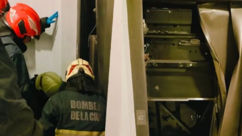 Los Bomberos realizan las pericias para saber qué pasó (Policía de la Ciudad).
