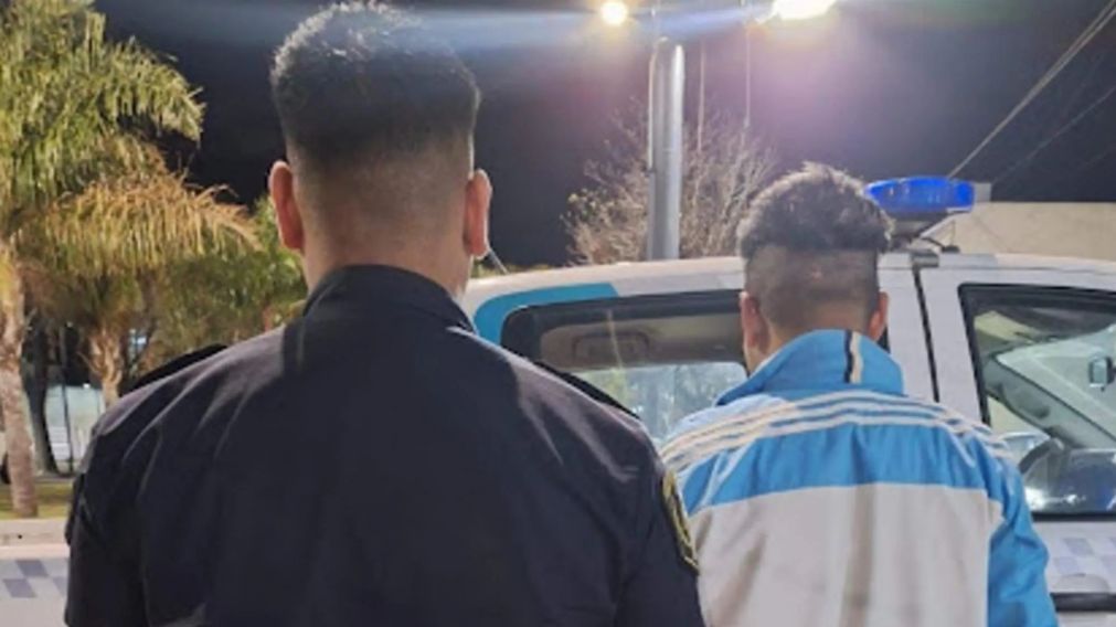 Este es el sospechoso que fue aprehendido por los efectivos policiales.