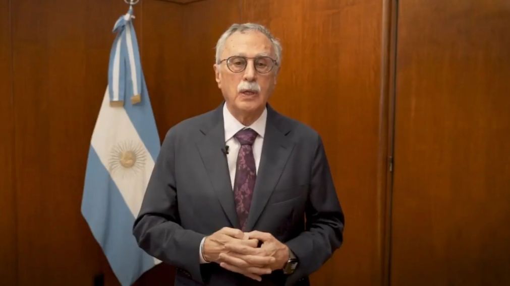 Mario Lugones anunci� obras en el Hospital Garraham.