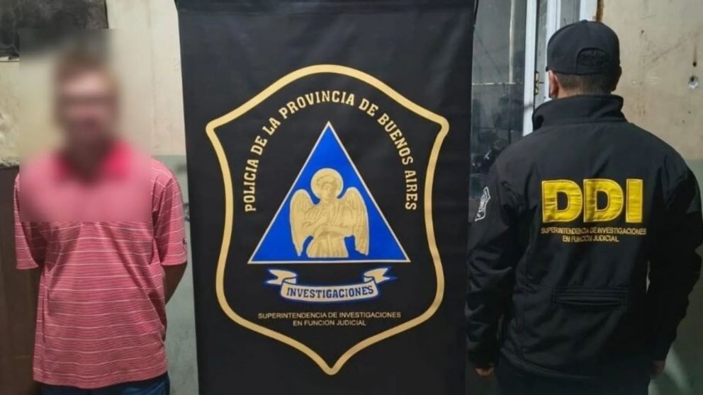 Este es uno de los sospechosos que fue aprehendido por los investigadores policiales.