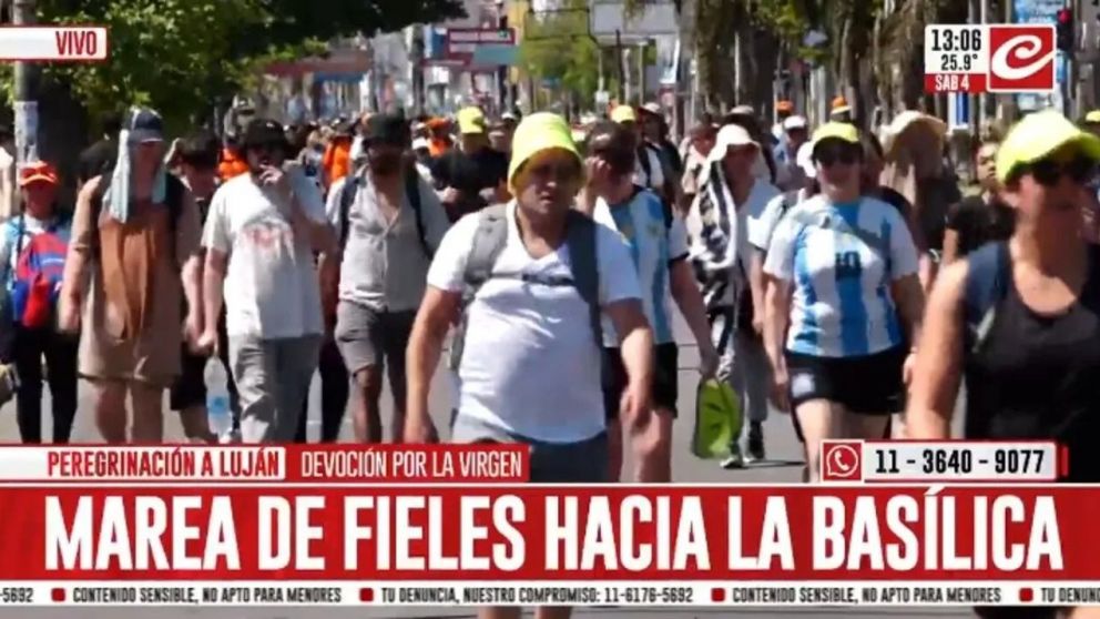 Miles de peregrinos caminan hacia la Basílica de Luján (Captura de TV).