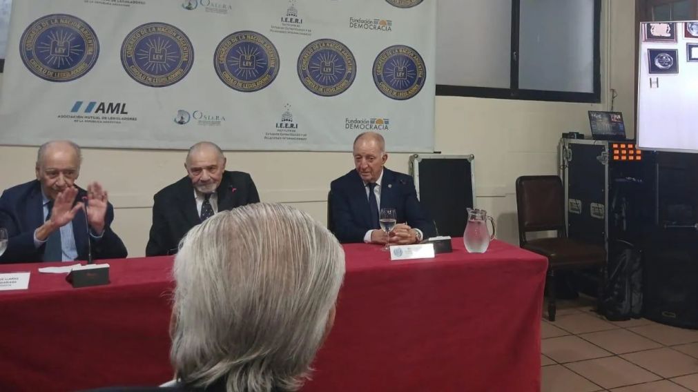 José Claudio Escribano dio un emotivo discurso: "“Permítanme, con la mejor onda, parafrasear a Balbín: ‘Este viejo adversario viene a saludar a un gran amigo’”.